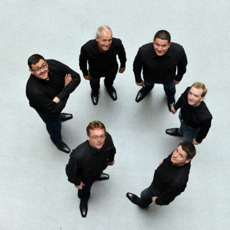 Ein Foto der sechs Singphoniker von oben
