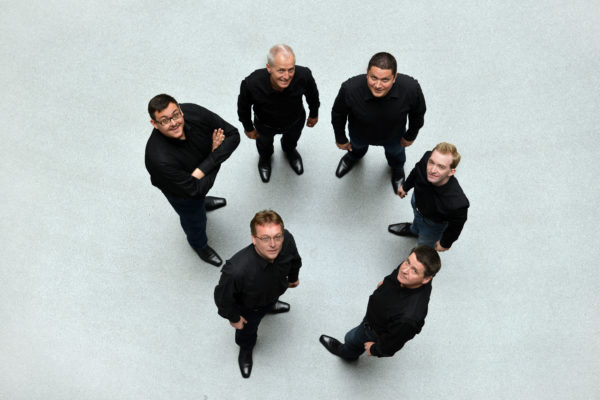 Ein Foto der sechs Singphoniker von oben