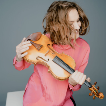 Bild von Franziska Hoelscher mit einer Violine